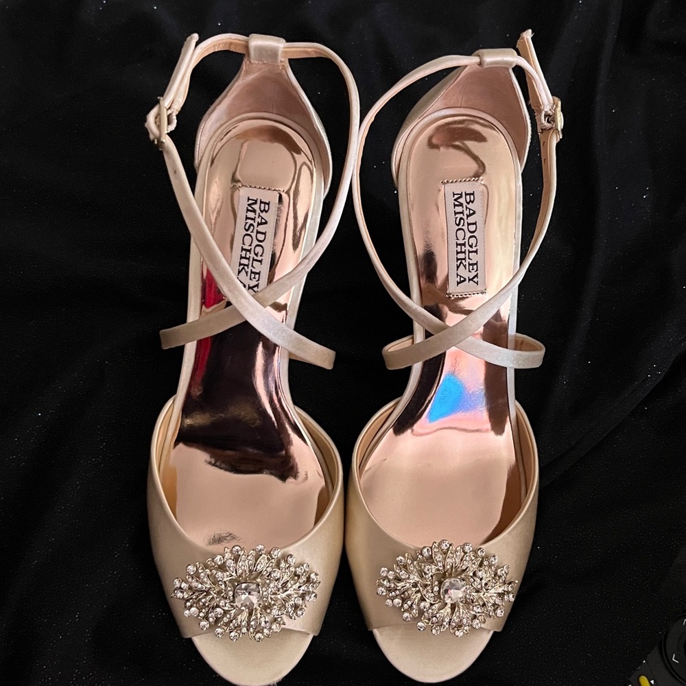 Badgley Mischka Champagne Satin Crystal Brooch Peep Toe Heels
